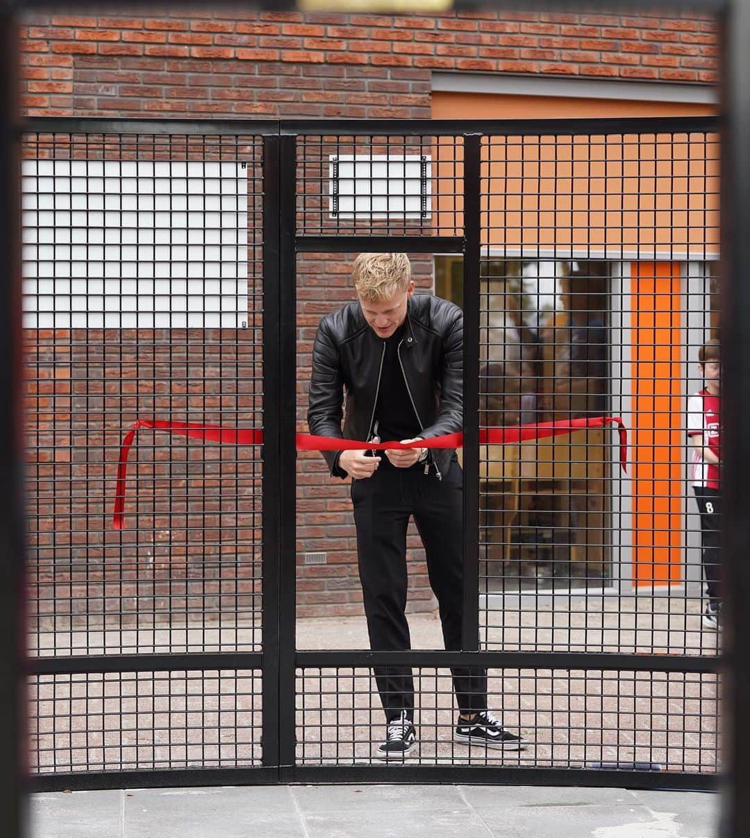 ドニー・ファン・デ・ベークさんのインスタグラム写真 - (ドニー・ファン・デ・ベークInstagram)「Today I opened a football cage at my old primary school De Horizon in Nijkerkerveen. It feels good to give something back and make the kids happy with a new place to play football! ⚽️❤️」6月9日 20時25分 - donnyvdbeek