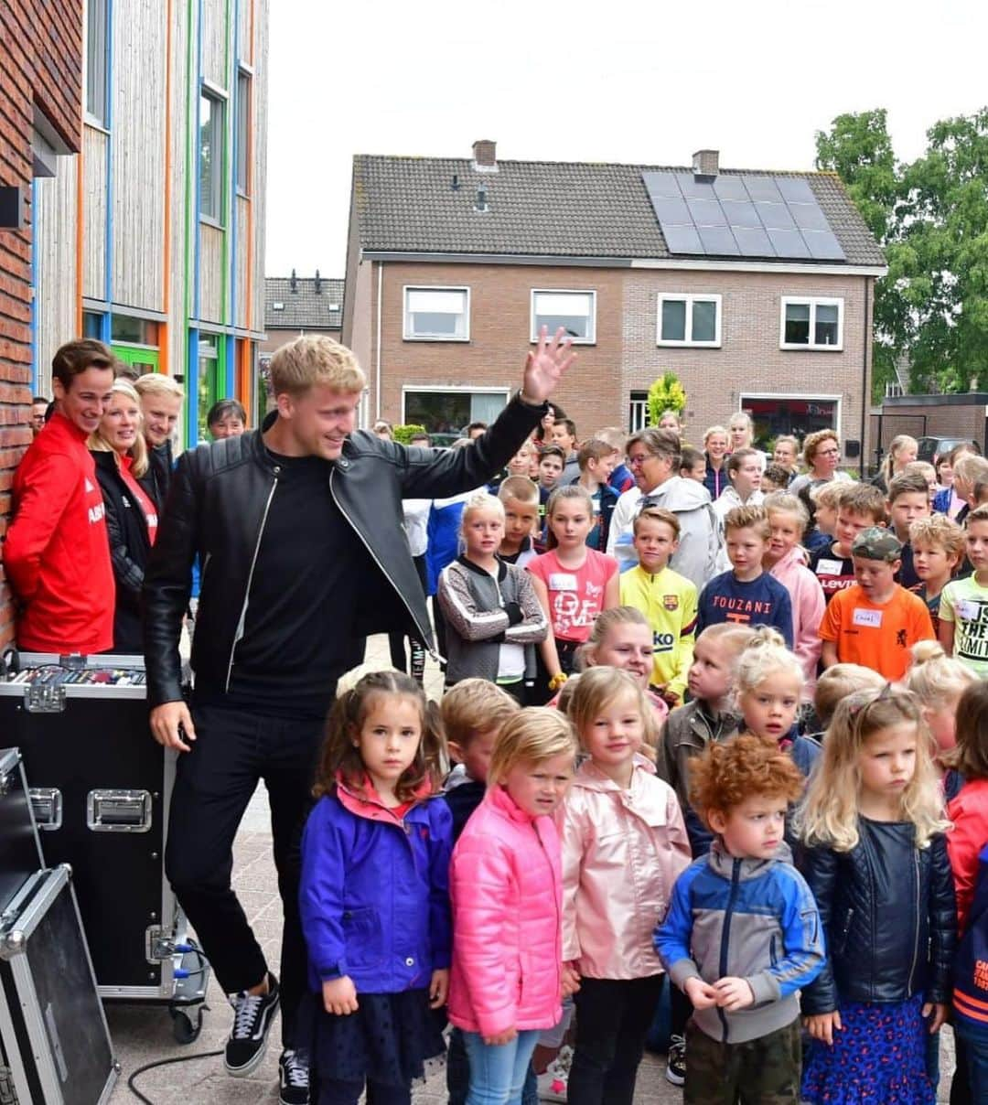 ドニー・ファン・デ・ベークさんのインスタグラム写真 - (ドニー・ファン・デ・ベークInstagram)「Today I opened a football cage at my old primary school De Horizon in Nijkerkerveen. It feels good to give something back and make the kids happy with a new place to play football! ⚽️❤️」6月9日 20時25分 - donnyvdbeek