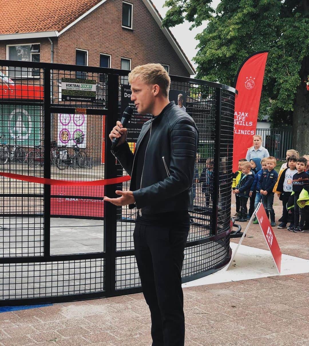 ドニー・ファン・デ・ベークさんのインスタグラム写真 - (ドニー・ファン・デ・ベークInstagram)「Today I opened a football cage at my old primary school De Horizon in Nijkerkerveen. It feels good to give something back and make the kids happy with a new place to play football! ⚽️❤️」6月9日 20時25分 - donnyvdbeek