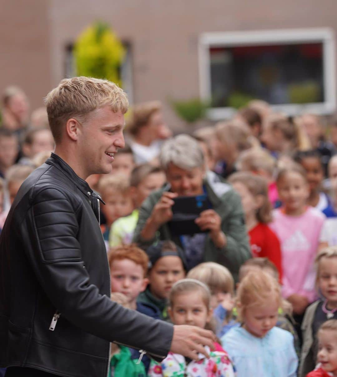 ドニー・ファン・デ・ベークさんのインスタグラム写真 - (ドニー・ファン・デ・ベークInstagram)「Today I opened a football cage at my old primary school De Horizon in Nijkerkerveen. It feels good to give something back and make the kids happy with a new place to play football! ⚽️❤️」6月9日 20時25分 - donnyvdbeek