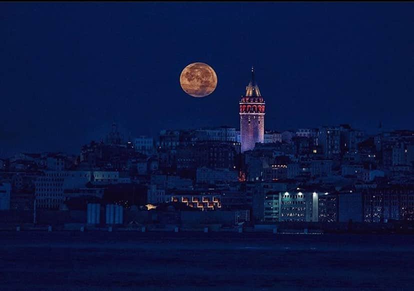 ウー ヨン ミさんのインスタグラム写真 - (ウー ヨン ミInstagram)「A moment in Istanbul.. 🌕 #tb 2017, #moon」6月9日 20時36分 - wooyoungmiofficial