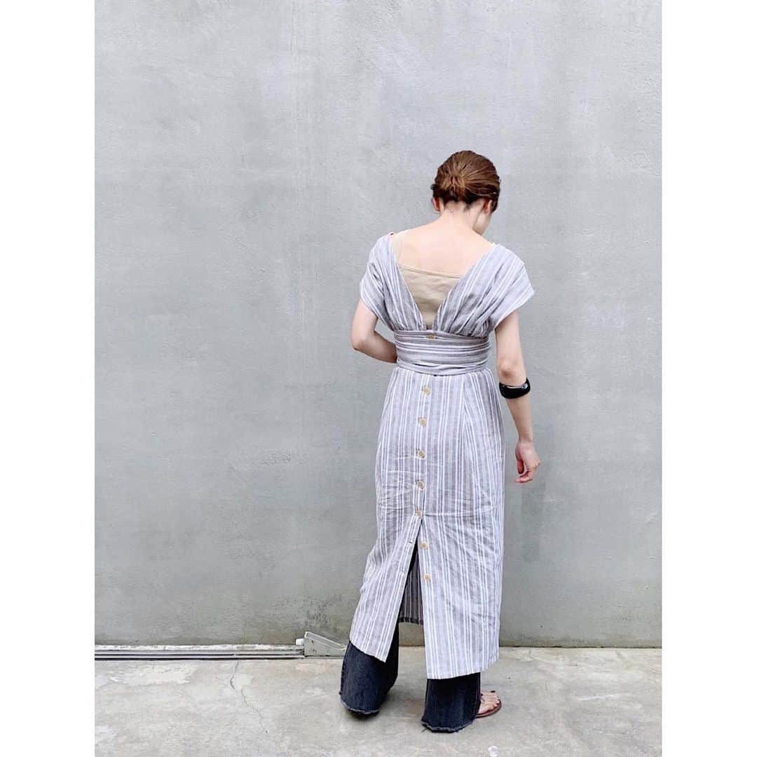 川島幸恵さんのインスタグラム写真 - (川島幸恵Instagram)「🌞🌞🌞﻿ ﻿ 毎日暑いですねー💦﻿ ﻿ 着れる日を楽しみにしていた、バックボタンストライプリネンワンピース👗﻿ ﻿ 私はデニムと合わせて、裾のボタンを開けて着るのが好き♡﻿ ﻿ ﻿ この後21時〜、よねちゃん @kaori_yonezawa とインスタライブやります🙋🏻‍♀️﻿ ﻿ ﻿ #SHENERY_official﻿ #dress #SHENERY﻿ #sandals #tkees﻿ #bangles #vintage﻿ #linen #stripe #denim﻿ #fashion #styling﻿ #summer﻿」6月9日 20時29分 - sachie118