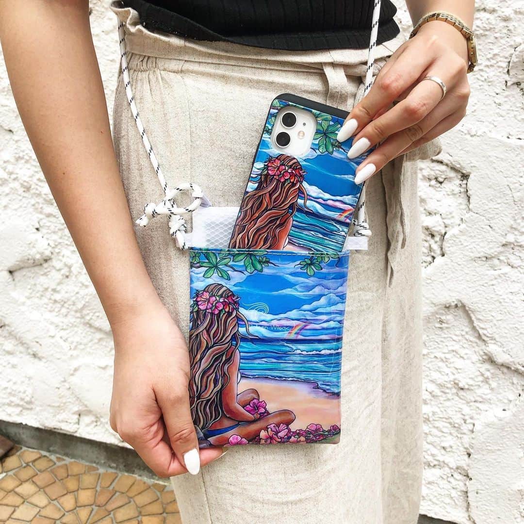 ラレイアのインスタグラム：「🌺 真夏日が続いてます🌞 ・ Colleen Wilcoxアートデザインの水濡れOKなスマホポシェット🧡 今売れてますよ🌴✨ ・ エコPVCとメッシュ素材でこの夏大活躍間違いなし😍 ・ ・ ・ そして #楽天 スーパーSALE開催中です👏✨ 今だけ限定のUP TO 60%OFFセールも開催中！ クーポンもご利用可能なのでお見逃しなく😊 ・ ・ ・ ---La Leia Precious Life(ラレイア)--- @laleia_official ・ 楽天市場店 https://www.rakuten.co.jp/laleia-p-life/ ・ au wowma店 https://wowma.jp/user/52666346 ・ Yahooショッピング店 https://shopping.geocities.jp/laleia-p-life/ ・ ・ @laleia_official  @colleenwilcoxgallery_jp  #colleenwilcox#art#hawaii#aloha#surf#beach#laleia#ハワイ#フォトジェニック#インスタ映え#インスタ女子#アロハ#ビーチ#海を感じる雑貨#ラレイア#アート#ビーチガール#サーフスタイル#大人カジュアル#スマホポシェット#コリーンウィルコックス#ギフト#プレゼント」