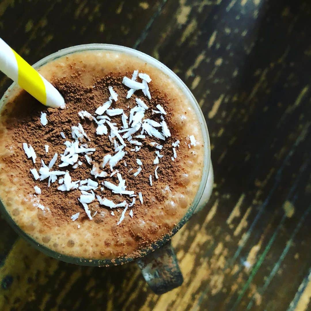 のインスタグラム：「Vegan, Sugar free Amazake mocha frappuccino!  Sooo good 🤤recipe from my book✌️ Ingredients  1/3 cup Amazake ( brown rice Amazake is my preference) 2/3 cup Soy milk 1 Tbsp Instant coffee powder (dissolve coffee in 1Tbsp of water) 2 tsp. Cacao powder 1-2 Tbsp maple syrup ( until your preference taste) Pinch of sea salt 2 cups Ice 🧊  Directions  1. Put all the ingredients except ice in the blender and mix well.  2. Add ice to the blender and turn it on until ice are smoothie crushed.  I’ve been in love with my homemade Amazake mocha Frappuccino ✨Healthy , Refreshing, Fermented, and Junk😝 You can also make it with grain coffee or decaf!  コーヒーは得意じゃなかった私がとあるチェーン店で唯一飲めたモカフラペチーノ。 砂糖不使用でオーガニックで納得できるレシピを拙書レシピ本に載せていました。何気に大好きなレシピ。 玄米甘酒作りたてだったからいまだ！と思い @vitamix_japan のミキサーでガーっと！ 至福か！😳 日本にいた時は、おやつ作りには @marukuraamazake の玄米甘酒が好きでよく買っていたなぁ。手作りも好きだけど、素晴らしい発酵食品のお取り寄せよりどりみどりの日本はほんとに素敵🥺❤️ ちなみにこのフラペチーノ、氷が溶けても美味なりよ😏  材料　写真のグラス一杯分 玄米甘酒　1／3カップ 豆乳　　2／3カップ インスタントコーヒー　大さじ1 ( @mount_hagen_kaffee ) ココアパウダー　小さじ2 メープルシロップ　大さじ１〜2 塩少々 氷　2カップ  作り方 1.インスタントコーヒーは同量の水で溶かしておく。氷以外の材料をミキサーで攪拌する。 2.そこに氷をいれて、フラペチーノ状まで攪拌。出来上がり!  ちなみにインスタントコーヒーを穀物コーヒーやデカフェで作るのも美味ですよ！😉コーヒーを抹茶に替えて抹茶フラペチーノなどなど色々可能性がありますな！😳 #vegan #nodairy #frappuccino #organic #fermentedfoods #sugarfree #plantbased #coffee #mocha #recipe #berlin #hitomisküche #ビーガン #モカフラペチーノ #甘酒 #砂糖不使用 #発酵 #レシピ  #日登美のオーガニックな家庭料理 #アノニマスタジオ」
