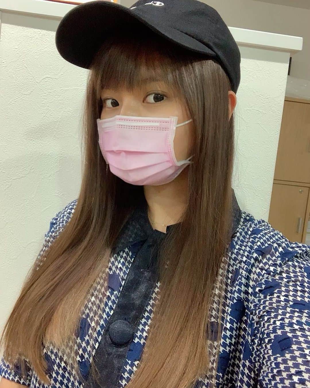 MARIA-Eさんのインスタグラム写真 - (MARIA-EInstagram)「﻿ ‪お友達(美容師さん)に‬﻿ ‪髪の毛を整えてもらいました。‬﻿ ﻿ ‪お店閉店後で疲れているのに‬﻿ ‪有難い…😭🙇‍♀️🙏‬﻿ ﻿ ‪自粛期間中、ポッサポサだった‬﻿ 髪の毛が生き返りました。‬﻿ ‪﻿ もう夏だから〜☀️って、‬10cmは切ったかな。‬﻿ ﻿ ‪でも誰にも気づかれないのは‬﻿ ‪ロングあるあるだよね。‬﻿ ﻿ ﻿ #久しぶりに自分の顔を撮りました」6月9日 20時44分 - maria.eeee