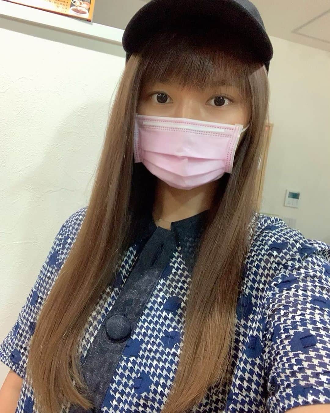 MARIA-Eさんのインスタグラム写真 - (MARIA-EInstagram)「﻿ ‪お友達(美容師さん)に‬﻿ ‪髪の毛を整えてもらいました。‬﻿ ﻿ ‪お店閉店後で疲れているのに‬﻿ ‪有難い…😭🙇‍♀️🙏‬﻿ ﻿ ‪自粛期間中、ポッサポサだった‬﻿ 髪の毛が生き返りました。‬﻿ ‪﻿ もう夏だから〜☀️って、‬10cmは切ったかな。‬﻿ ﻿ ‪でも誰にも気づかれないのは‬﻿ ‪ロングあるあるだよね。‬﻿ ﻿ ﻿ #久しぶりに自分の顔を撮りました」6月9日 20時44分 - maria.eeee