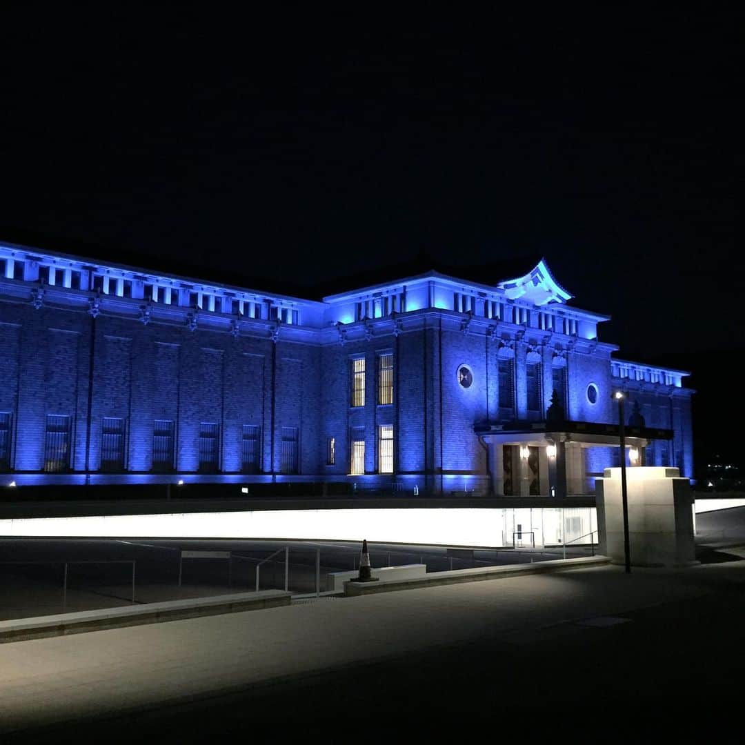 彩住宅のインスタグラム：「#京セラ美術館  #kyoto #京都 #岡崎 #夜景 #ライトアップ」