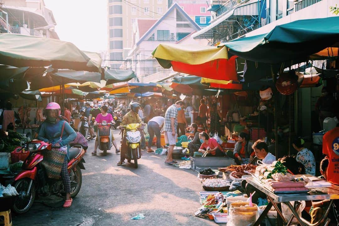 Shunsuke Miyatakeのインスタグラム：「Light and people have returned to the morning market, Phnom Penh, Cambodia」