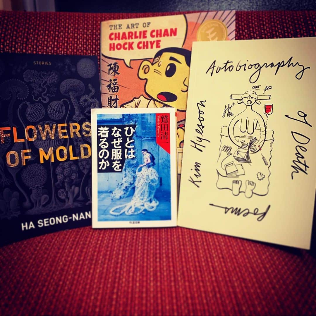 のインスタグラム：「今読んでる面白い本🥰 Here are some good books that I’m reading right now. #reading #読書」