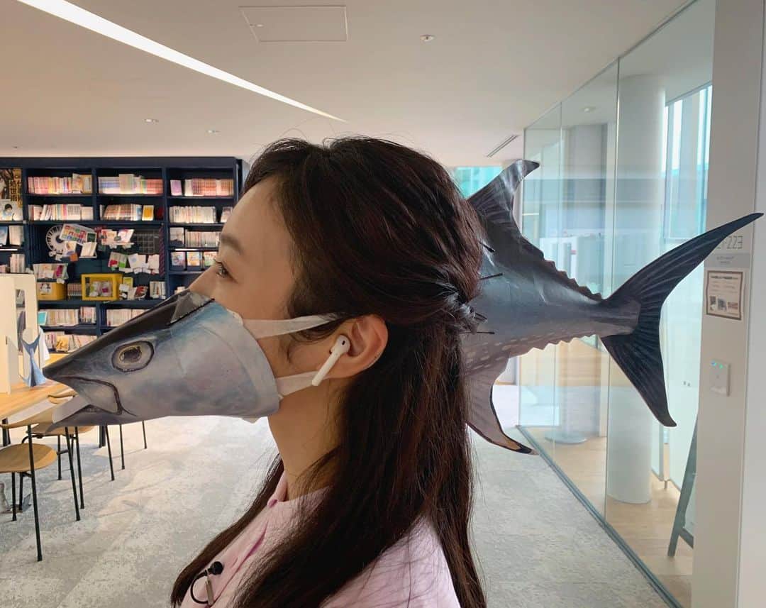 辻沙穂里のインスタグラム：「. いま話題のマグロマスク🐟✨ 今日のミント！で近畿大学の ソーシャルディスタンス確保への取り組みを 取材させていただきました☺︎ #マグロマスク#近畿大学#ソーシャルディスタンス」