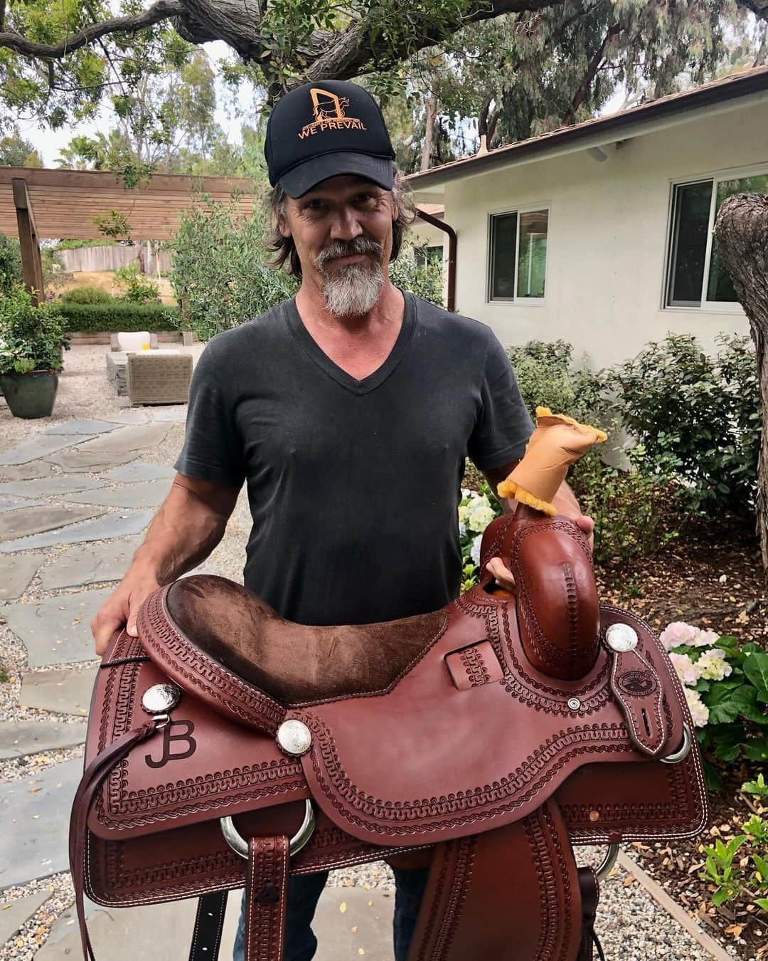 ジョシュ・ブローリンさんのインスタグラム写真 - (ジョシュ・ブローリンInstagram)「My buddy Thomas Tull sent me the most beautiful saddle yesterday. During this quarantine and the rage of so uncalled for brutality, one can’t help but revel in those moments when out of nowhere people just show up out of what seems to be the blue to express an appreciation for your friendship. I’ve realized that there are fewer that resonate wildly and more who are just nice to have in your life. But the true friendships are to be cherished deeply. At the end of our days we will look back at those we have touched and those who have laid a sunny fingerprint on us and smile or frown on that simplicity. Seize the day. Thank you, brother. ✊️」6月9日 20時48分 - joshbrolin