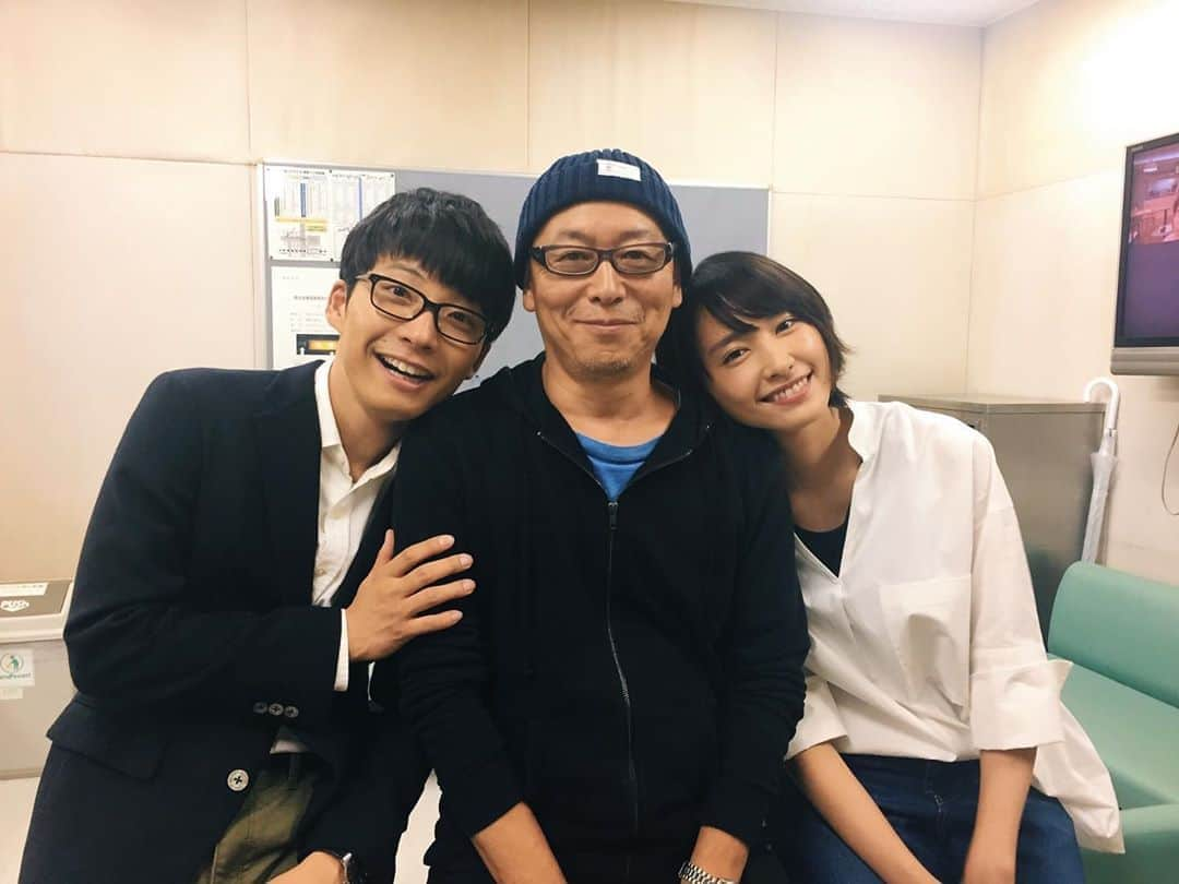 星野源さんのインスタグラム写真 - (星野源Instagram)「今夜は“逃げ恥” 特別編第4話。﻿ 4話を演出した土井裕泰監督と、結衣ちゃんとの記念写真を。﻿ ﻿ （土井さんは”罪の声”の監督でもあります）﻿ ﻿ #逃げ恥﻿ #土井裕泰﻿ #森山みくり #新垣結衣﻿ #津崎平匡 #星野源﻿ #恋 #恋ダンス」6月9日 20時51分 - iamgenhoshino