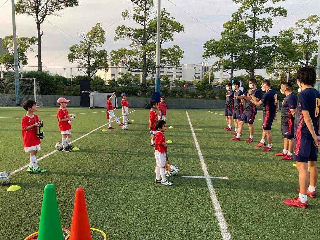 アンドレス・イニエスタさんのインスタグラム写真 - (アンドレス・イニエスタInstagram)「Llegó el momento de volver a disfrutar con los niños y niñas de @iniestamethodology ⚽️😊 ⁣ ⁣ イニエスタメソドロジーの子供達と再スタートを切ることができました。⚽️😊」6月9日 20時51分 - andresiniesta8