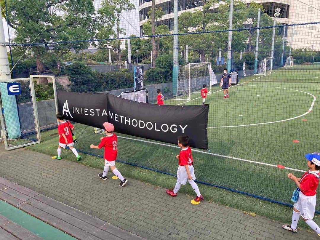 アンドレス・イニエスタさんのインスタグラム写真 - (アンドレス・イニエスタInstagram)「Llegó el momento de volver a disfrutar con los niños y niñas de @iniestamethodology ⚽️😊 ⁣ ⁣ イニエスタメソドロジーの子供達と再スタートを切ることができました。⚽️😊」6月9日 20時51分 - andresiniesta8