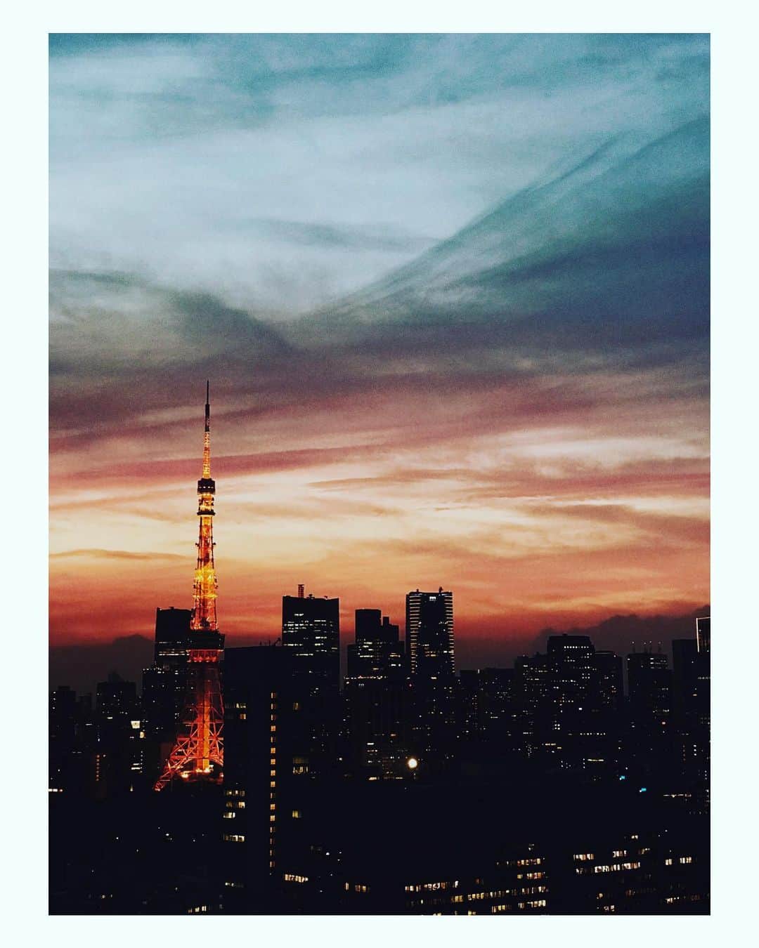 のインスタグラム：「美しい夕陽だった。﻿ 自然はこんなに変わらず美しいのに。﻿ ﻿ ﻿ ﻿ ﻿ ﻿ #美しい #夕陽 #東京 #東京タワー #日本 #自然 ﻿ #変わらないもの #beautifulsunset #nothingchange﻿ #tokyo #japan #beautiful #tokyotower #beautifulskyview」