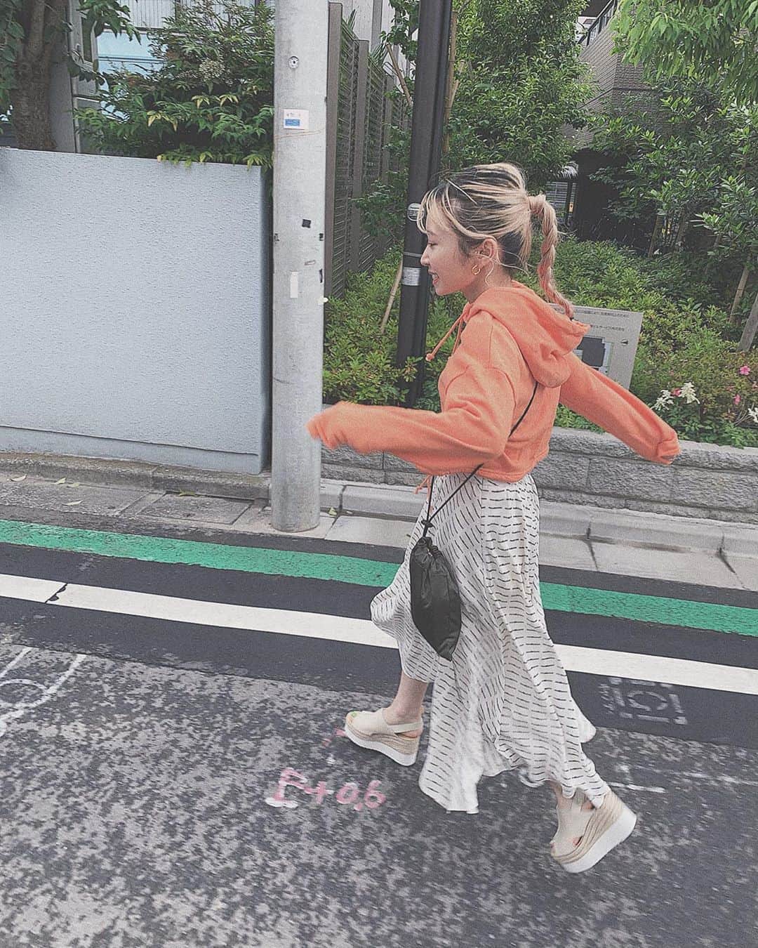 榊原伶奈のインスタグラム：「少しずつ外に出られて嬉しい💫 すごいプリンだけどカラーしたからまた載せますっ🕊✨ #ハイトーン　#散歩  #ラーメンマンヘア　#簡単ヘアアレンジ  #ヘアアレンジ  #ハイトーンロング」