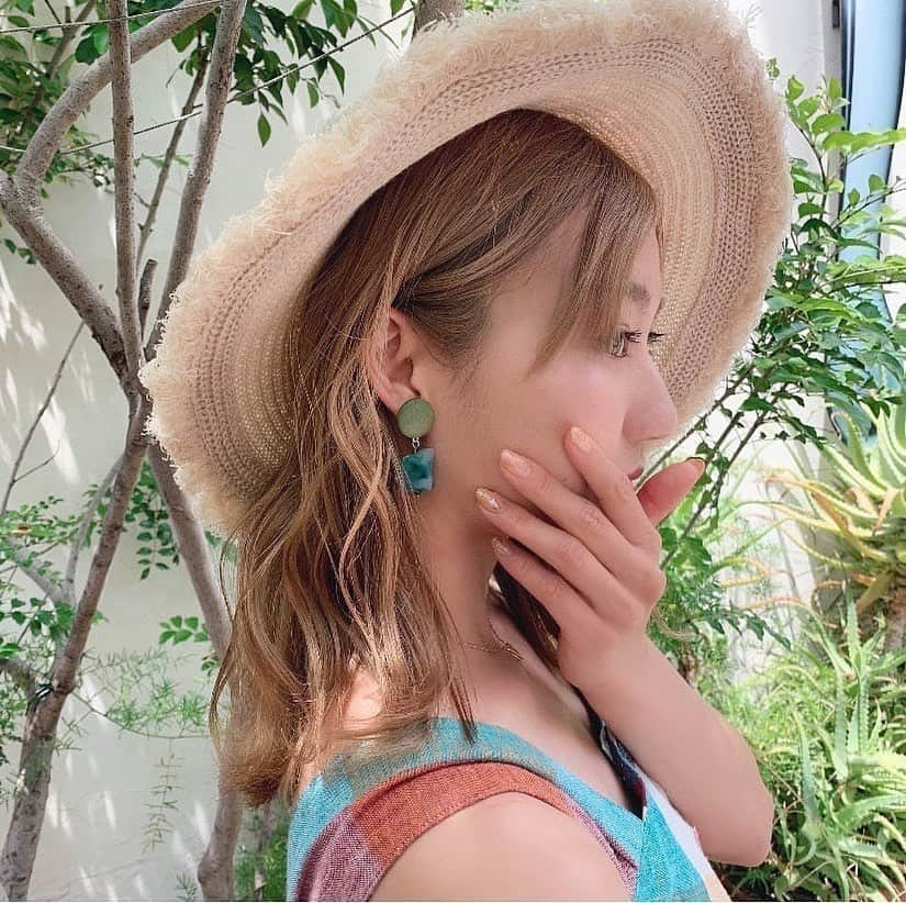 近藤美月さんのインスタグラム写真 - (近藤美月Instagram)「﻿ ﻿ ﻿ New earrings 👂💎﻿ ﻿ ﻿ ﻿ この夏 沢山使いたい﻿ 新しいピアスを﻿ @bijoux_de_poire さんから﻿ プレゼントして頂きました🎁♡﻿ ﻿ ﻿ ピアス開けてるの〜？って﻿ たまに聞かれますが﻿ 意外と５つ開けてるの🧚‍♀️﻿ ﻿ ﻿ しかも安全ピンで自分で🧷笑﻿ 高校生くらいのときに﻿ 友達のも開けてあげてた😂笑﻿ （みんな真似しちゃダメだよ☺︎ちゃんと病院とかで開けてもらってください😂笑）﻿ ﻿ ﻿ 人と違う色とか﻿ ちょっと変わったのが好きで﻿ グリーンの変形ピアスをチョイス🌱﻿ ﻿ ﻿ 浴衣とかにも合うかなあって﻿ この前 浴衣撮影でも付けてたよ ❤︎﻿ ﻿ ﻿ 友達の誕生日プレゼントなどに﻿ ぜひ...🎈﻿ ﻿ ﻿ ﻿ 🔐クーポンコード ❤︎﻿ 【POIRE321】﻿ 3000円以上で500円 OFF ☺︎ ﻿ ﻿  #関西サロンモデル#サロンモデル#関西モデル#関西フリーモデル#ポートレート被写体#レディアゼル#レディアゼルスナップ#麦わら帽子コーデ#麦わら帽子アレンジ#ヘアアレンジ簡単#ダイエットアカウント#簡単ダイエット法#チェックスカート#ワンピース好きと繋がりたい#ピアスハンドメイド#夏ピアスハンドメイド#浴衣ピアス#夏ピアス#グリーンピアス#かわいいピアス#肌ケア#夏ネイルデザイン#夏ネイル2020#キラキラネイル#ウェディングネイルデザイン#ブリーチ1回#イヤリングハンドメイド#韓国ピアス#韓国風ピアス#ピアス販売中」6月9日 20時56分 - miittsuk