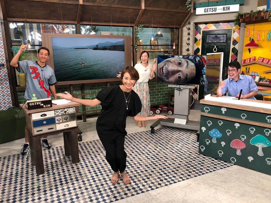 森上亜希子のインスタグラム：「今日も元気に行って参りましたゲツキン。 団長さんは東京アラートが発令された為、自宅からのリモート出演でした。  そして、今日の特集はオーパルオプテックスのカヌーチームの皆さんでした。 これからも頑張って下さいね‼️ そして、オーパルさんではこの夏、カヌー体験は勿論の事ながら沢山の楽しそうなアクティビティを体験出来るそうです‼️ 抜群のソーシャルディスタンスで沢山楽しめそうですね！ 私も行きたい‼️ #ゲツキン #カヌー #ソーシャルディスタンス #抜群 #テニス #tennis #machatt」