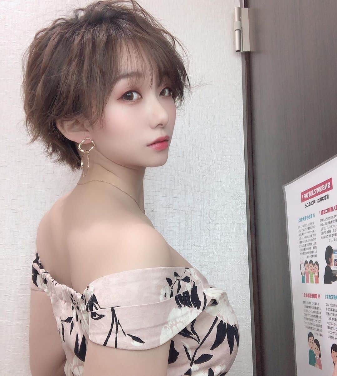 大石ほのかのインスタグラム：「背中が🍖！て感じだね笑笑🤣 . 今日ほんとにずーーーーーと寝てたな笑 明日は動くぞーー👏👏 . 今日作ったご飯美味しかった😋💓ストーリーみてねん♪ 最近はここなとの日々とかストーリー更新とかの方が多い気がするっ🧡🐶 . あー甘いの食べたいー🍰🍴 .  #likeforlikes#photooftheday#followforfollowback#likeforfollow#follow4follow#instagood#❤#いいね返し#かわいい#夜遊び#乳スタグラム#巨乳#谷間#酒#Love#飲み会#ススキノ#ホステス#キャバクラ#キャバ嬢#ニュークラブ#バルセロナグループ#フィリア#歌舞伎町#六本木#中洲#北新地#ミナミ#錦#栄」