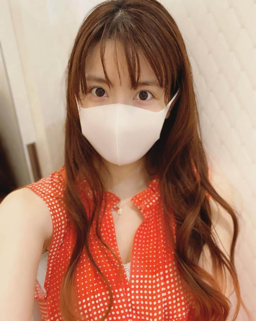 中川杏奈さんのインスタグラム写真 - (中川杏奈Instagram)「今日暑い！ 先日HAAB新宿院でハイフを受けて来ました😻 ハイフは超音波エネルギーでスマス層を焼くことにより筋膜が縮みたるみやシワの軽減しリフトアップ、コラーゲンが生成されることにより肌も綺麗になります✨✨ 焼くといってもHAABさんで使われているハイフ(ウルトラセルQ+)は腫れたり赤みが出たり痛いということがなくダウンタイムなしで施術直後からメイクしてお出かけも出来ます🥰 以前にも他院で何度かウルトラセルを受けたことがありますが、HAABさんはしっかりカウンセリングをしてくれるだけじゃなく施術中も何度も鏡を見せてくれながら気になるところを多めに当ててくれたりなど調整もしてくれて信頼できるクリニックでした(*^^*) 終わったあと両手で触ると顔が小さくなったのがわかり感動😭✨✨✨ あと、はじめて眉上に当ててもらったら終わった直後から目がぱっちり開きました！ (写真のとおりiPhoneポートレートモードで加工なし👏✨) 2〜3ヵ月後をピークにこれから更にリフトアップするのでまたその頃が楽しみ♡ HAABさん初回はかなりお値打ち価格なのでアンチエイジングしたいけど何したらいいかわからないという男性の方にもおすすめです😍 リフトアップすると顔が若返るので鏡を見るたびテンションあがります💕💕 : #HAAB新宿 #ハイフ #hifu #アンチエイジング #アンチエイジング効果 #アンチエイジングケア #ウルトラセルqプラス  #若返り効果 #若返り美容 #美容医療  今日暑すぎる💦💦 もう夏服着てしまいました♡ #マスク女子  #ワンピース は大好きな  #mylan #マイラン #リゾートワンピ  この形のワンピースが好き過ぎてあと2色持ってる😹 #Abema #loveordelete 参加中」6月9日 21時00分 - annanakagawa0228