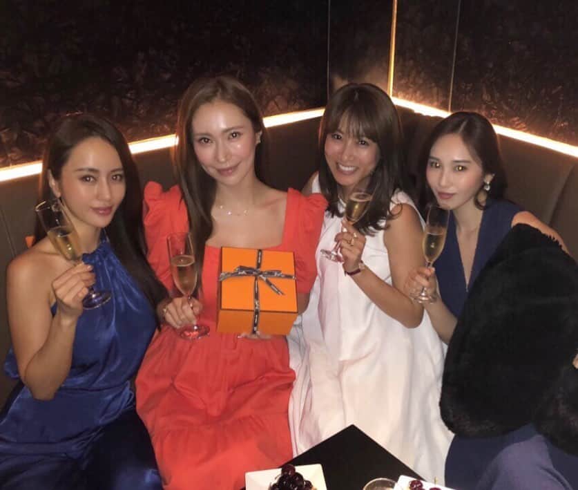 RISAのインスタグラム：「ちえちゃんのサプライズお誕生日お祝いしたよ🥰 喜んでくれてよかった❤️❤️ #大好き#キムカヨ会#居心地よすぎ #美しいメンバー#みんな美意識高すぎる#楽しすぎた夜#毎日ラインw」