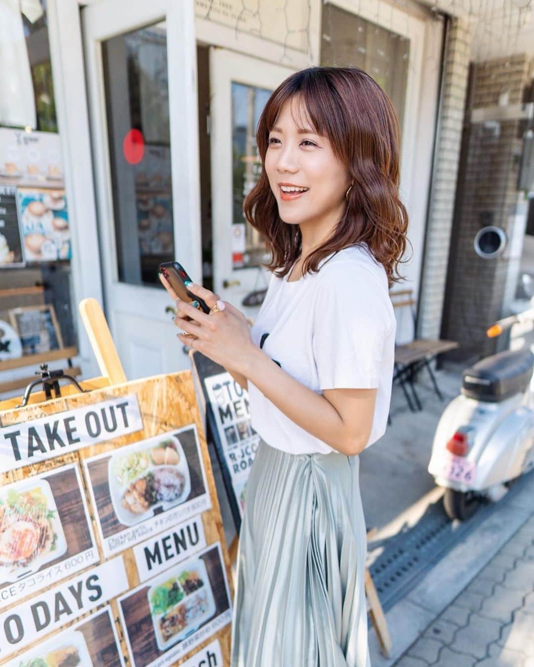 のインスタグラム：「ㅤㅤㅤ  ㅤㅤㅤ わたしほんとにひたすらカフェ巡りできる自信ある☕️🌿 ㅤㅤㅤ ㅤㅤㅤ お話しながらそこのおすすめ食べて、 可愛い場所でいっぱい写真撮って、 またお話しながらつぎのカフェにおさんぽしながら向かう〜 みたいな休日どこ☺️ ㅤㅤㅤ  ㅤㅤㅤ 一緒にカフェ巡りしてくれる民募集してます🤤💓 ㅤㅤㅤ  ㅤㅤㅤ  ㅤㅤㅤ  #Tシャツコーデ #ZARA #ザラジョ #summerfashion #ウェーブ巻き #白t #白tシャツ #白Tコーデ #ポートレート #portrait #一眼レフ #一眼レフカメラ #ミディアムヘア #ミディアムヘアアレンジ #カフェ巡り #一眼レフのある生活 #ファインダー越しの私の世界 #彼氏目線 #カフェ巡り #大阪カフェ #大阪カフェ巡り #大阪カフェ部 #プリーツスカート #サテンスカート #ピスタチオカラー #pistachio #ラメネイル #ring #rings #genic_mag」