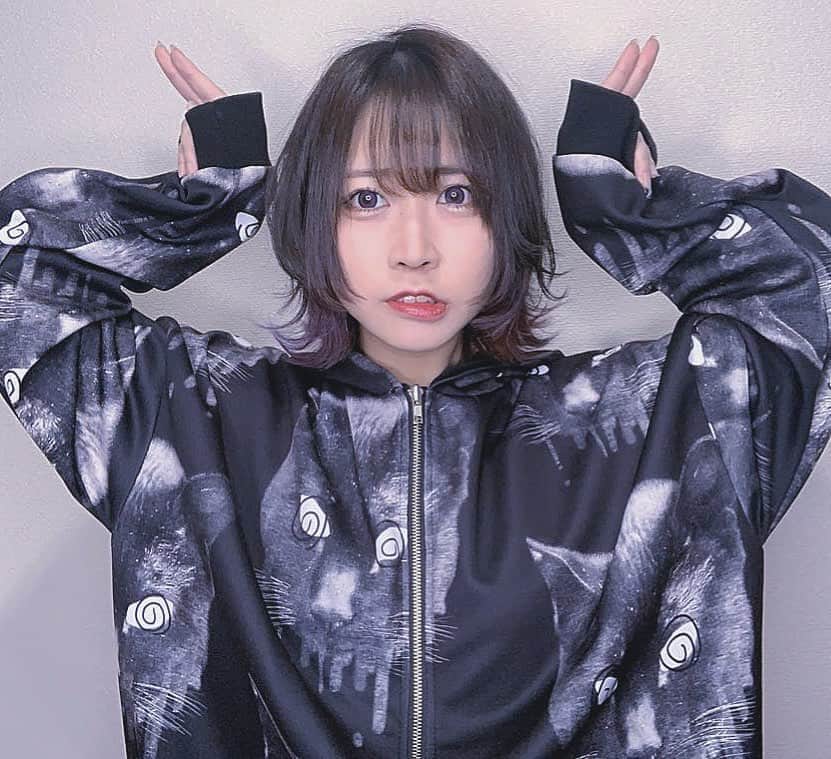 ねおきまこのインスタグラム：「YoutubeとTwitterでも報告しましたが、 ソニーミュージックの新事務所「Be」に所属することになりました！ ソニーミュージックからYoutube事務所が...!!できたてホヤホヤの事務所の第1期生として1から一緒に盛り上げていきたいと思ってます💪('ω'💪) そしてYoutubeのチャンネル登録者10万人突破でオリジナル楽曲MV公開も決定しました！がんばるぞ〜！」