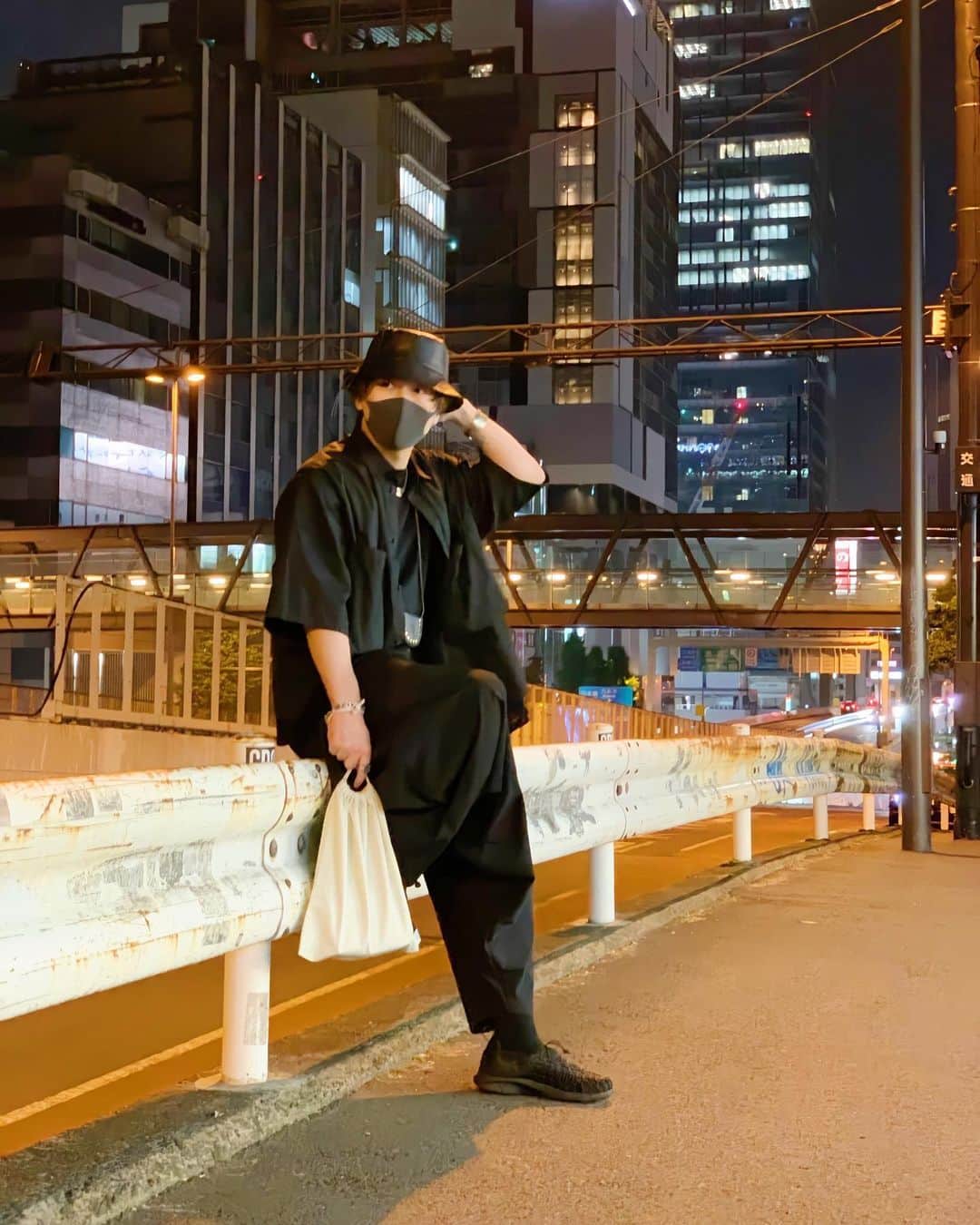 のインスタグラム：「たまに巾着ぶら下げて歩きます。  #loewe #oamc #acronym #hermes #margiela #allblack」