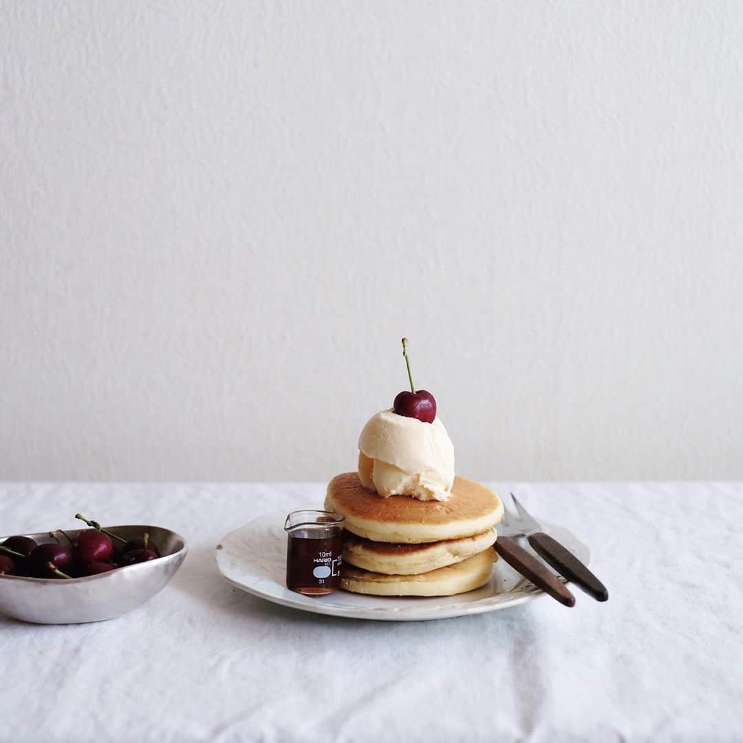 maggydaisyのインスタグラム：「_  季節だねぇ🍒  #onthetable #pancake #パンケーキ  #antiques #アメリカンチェリー」