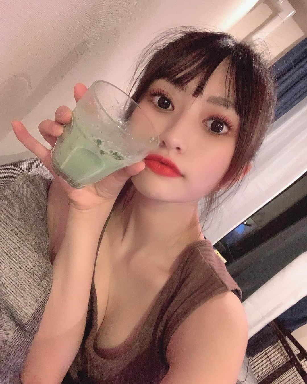 りーめろ先輩（莉音）さんのインスタグラム写真 - (りーめろ先輩（莉音）Instagram)「これはめちゃくちゃ続けてるぜっ🌱  美容に必要な成分補給中〜🥰 アホ毛やばい🤣  #vidasmoothie」6月9日 21時23分 - ree_mero_official