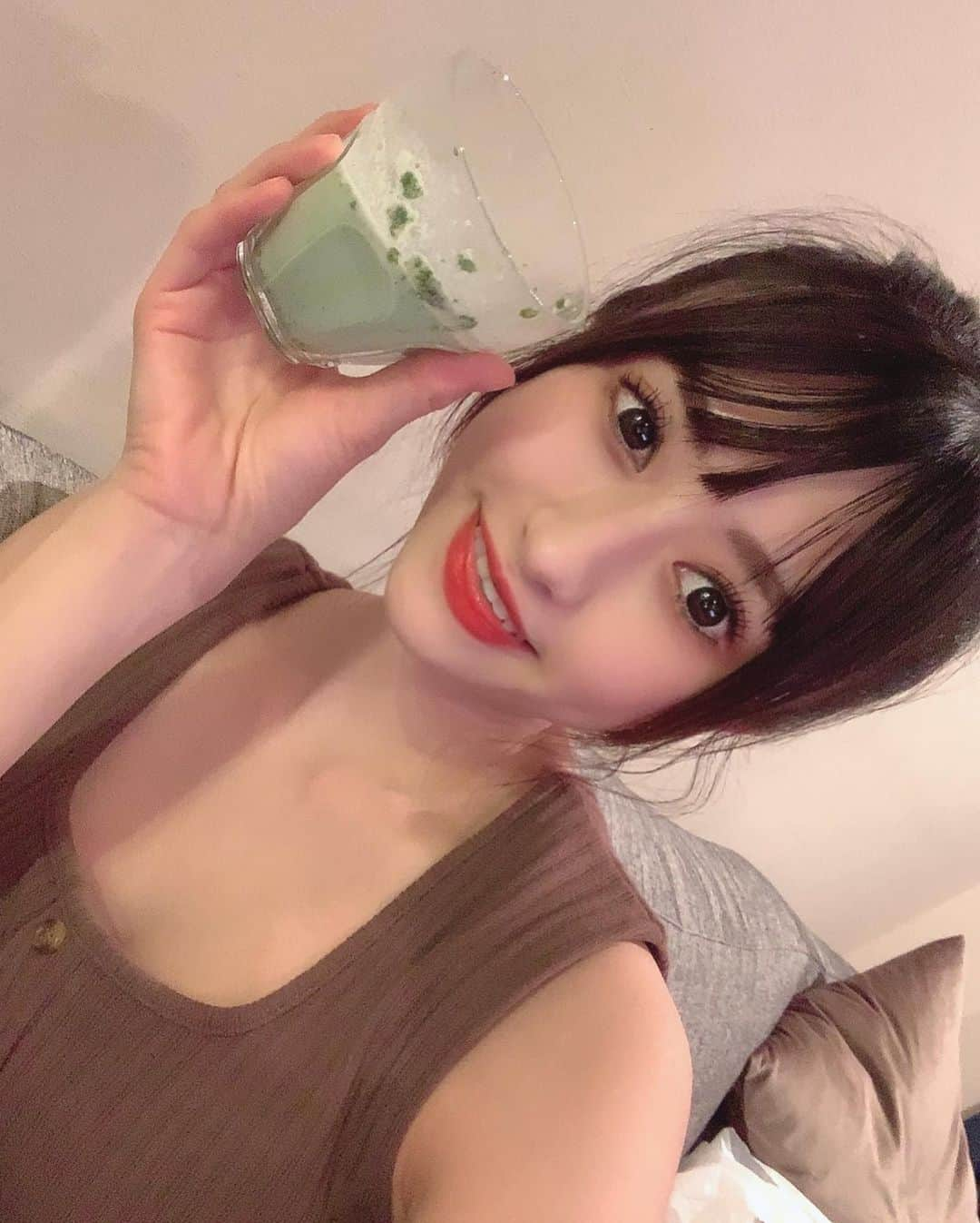 りーめろ先輩（莉音）さんのインスタグラム写真 - (りーめろ先輩（莉音）Instagram)「これはめちゃくちゃ続けてるぜっ🌱  美容に必要な成分補給中〜🥰 アホ毛やばい🤣  #vidasmoothie」6月9日 21時23分 - ree_mero_official