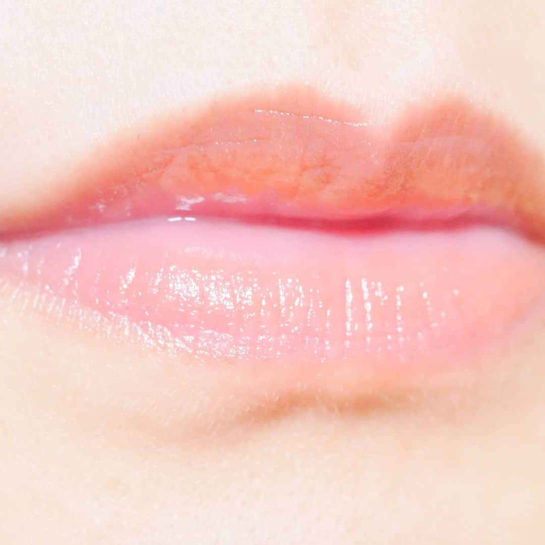 船山葵さんのインスタグラム写真 - (船山葵Instagram)「7月10日発売される、キャンメイクステイオンバームルージュ新1色。リップクリーム感覚のルージュで、今も人気の高いブラウンぽさのあるオレンジカラーが登場します💄SPF11、PA+ と忘れがちな唇の日焼け対策もばっちり◎﻿ ﻿ #キャンメイク ステイオンバームルージュ﻿ 18 ブラウニッシュマンダリン﻿ ﻿ THE柿色。夏のブラウンリップにぴったりな、少し透明度のあるような色。秋冬は少し重ため深めなブラウンリップをつけたくなりますが、夏メイクにも映えそうな色。﻿そして1度塗り、2度塗り、3度塗りと仕上がりが異なるのでスーパーに行くだけなら1度塗り、お仕事に向かうときは3度塗り、などシーンに分けて発色度を変えるのも☺️🍓 ﻿ 自然な艶と血色感をほんのりだしてくれるし、ルージュとはいえど、薄い膜を作り出してくれるタイプなのでつけ心地は軽やか✨﻿ ﻿ そしてなんといっても嬉しいのが、美容保湿成分がハチミツ、シアバター、スクワラン、ザクロエキス、ローズヒップ油、ホホバ油、オリーブ油、マカデミアナッツ油など、全11種類も保湿成分が配合されているという、ケアにも最適なルージュ👄﻿ ﻿ ﻿ マスク😷してるときのメイクとしてはどうなの？という感じなのですが、ルージュなので少しはマスクについてしまいます。ただつけ心地が軽やかなタイプのルージュなのでめっちゃマスクについてしまう、というわけではないのでこちらもマスクメイクに使えるかなと思います😘﻿ ﻿ ﻿#ステイオンバームルージュ18#ステイオンバームルージュ#プチプラコスメ#プチプラメイク#コスメ#美容#メイク#美意識#女子力#自分磨き#お家メイク#オレンジブラウン#オレンジブラウンリップ @canmaketokyo」6月9日 21時25分 - aoi_funayama