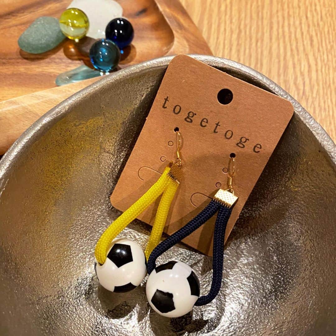 のインスタグラム：「✨ 元ザスパ戦士の櫻田ファミリーから、お届けものが♬ ザスパカラー⚽️のピアス✨  ご親戚の方がハンドメイドしていらっしゃるそうで…可愛い…。 リーグ再開も間も無く⚽️ チームカラーのピアスで応援しよう。  さくちゃん、ありがとう！  #ハンドメイド #ピアス #jリーグ  #サッカー  #ザスパクサツ群馬」