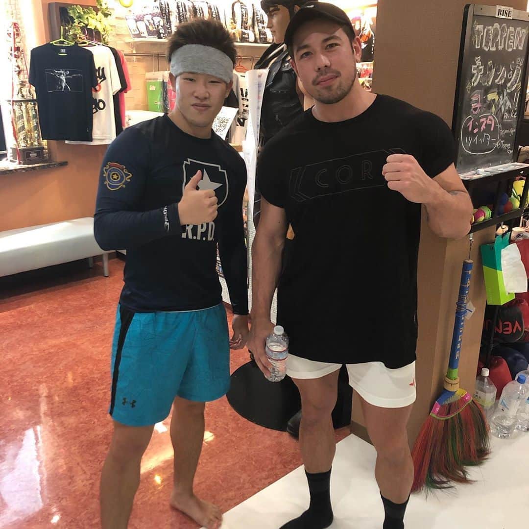 神龍誠のインスタグラム：「今日はYouTuberのカネキンさんがジムに来てたので写真撮ってもらいました✨ 筋肉やばくてかっこよかったです 今度カネキンさんのジム行かせてもらいます！ #神龍誠  #カネキンさん #筋肉」