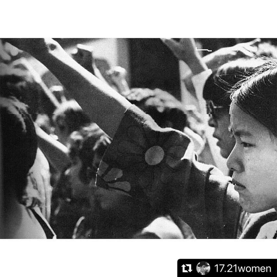 TOGAさんのインスタグラム写真 - (TOGAInstagram)「#Repost @17.21women with @make_repost ・・・ “The United States of America is a nation where people are not united because of those three glaring frailties: racism, injustices, and inequities.” —Yuri Kochiyama 河内山 百合子 (1921–2014), iconic Japanese American civil rights and anti-war activist 〰️ YELLOW PERIL SUPPORTS BLACK POWER. It’s Asian American and Pacific Islander Heritage Month. If you haven’t already, I implore you to read up on our Asian American Movement of the late 60s–70s. On the West Coast, AAPA was established by Yuji Ichioka and Emma Gee in 1968. They were deeply influenced by the Black Power and anti-war movements. At the same time on the East Coast, Asian Americans for Action (AAA, est. 1969) was founded by two Nisei women, Kazu Iijima and Minn Matsuda. Yuri Kochiyama was one of its notable members. AAA was considered the most important organization to link the Asian American Movement to the Black Power Movement. POWER TO THE PEOPLE. BLACK POWER TO BLACK PEOPLE. YELLOW POWER TO YELLOW PEOPLE. • We’ve all seen or heard about the devastating murder of Ahmaud Arbery. Please go to @colorofchange now to sign the petition and make calls. Rest In Peace and Power. ▫️ Yuri Kochiyama, from her book Passing It On: A Memoir, 2004▫️Film still from Yuri Kochiyama: Passion for Justice (1993), a documentary by Rea Tajiri and Pat Saunders▫️Oakland High School students walk out to attend a memorial rally for Bobby Hutton, the Black Panther who was killed by the Oakland Police in a shoot-out, two days after Dr. Martin Luther King, Jr. was assassinated, April 12, 1968; photo by Nikki Arai▫️Free Huey Newton (co-founder of the Black Panthers) protest, Alameda County Courthouse, Oakland, CA, 1968; photos (4, 5) by Roz Payne — #blacklivesmatter #asians4blacklives #yellowperil #blackpower #blackpanthers #asianamerican #blackhistory #yurikochiyama #freehuey #ahmaudarbery #runwithmaud」6月9日 21時32分 - togaarchives