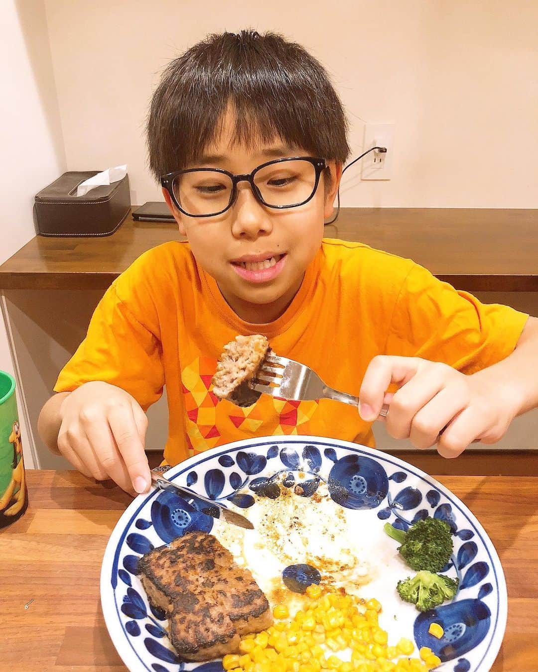 みきママさんのインスタグラム写真 - (みきママInstagram)「【サイコロステーキです〜！！】 ﻿ ﻿ ﻿ ﻿ サイコロステーキにはまっています〜！！﻿ ﻿ ﻿ ﻿ ﻿ ﻿ ﻿ みんなで取り合いです。他もあるんだから食べてよ。﻿ ﻿ ﻿ ﻿ ﻿ ﻿ 次に麺つゆで味付けした味付け卵をみんな一気にペロリです！！﻿ ﻿ ﻿ ﻿ ﻿ ﻿ ﻿ 好きなものからたべんな。三角食べしろ。 ﻿ ﻿ ﻿ ﻿ #みきママ #三角食べ  #サイコロステーキ #味付け卵」6月9日 21時32分 - mikimama_official