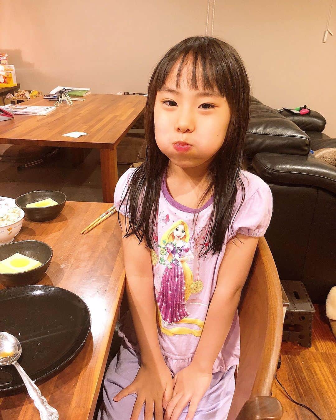 みきママさんのインスタグラム写真 - (みきママInstagram)「【サイコロステーキです〜！！】 ﻿ ﻿ ﻿ ﻿ サイコロステーキにはまっています〜！！﻿ ﻿ ﻿ ﻿ ﻿ ﻿ ﻿ みんなで取り合いです。他もあるんだから食べてよ。﻿ ﻿ ﻿ ﻿ ﻿ ﻿ 次に麺つゆで味付けした味付け卵をみんな一気にペロリです！！﻿ ﻿ ﻿ ﻿ ﻿ ﻿ ﻿ 好きなものからたべんな。三角食べしろ。 ﻿ ﻿ ﻿ ﻿ #みきママ #三角食べ  #サイコロステーキ #味付け卵」6月9日 21時32分 - mikimama_official