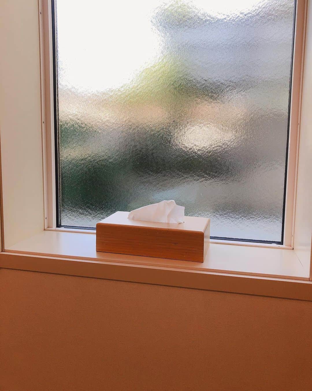 中野みやびのインスタグラム：「お洒落なティッシュ  #ティッシュ #tissue #wood #木製 #木 #white #民謡ガールズ #みやび」