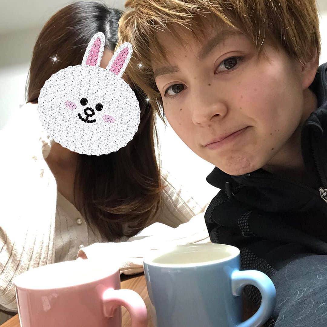 滝沢ななえさんのインスタグラム写真 - (滝沢ななえInstagram)「少し前の写真です。 我が家は夜ご飯を食べ終わってから ティータイムがあります。 飲み物飲みながら あーだこーだ喋るだけの時間ですが(笑) ・ 毎日少しでも喋る時間を作って 愛犬ぼたん🐶のことや 仕事のこと、その日あった事などを 色々と話しています。 ・ そして些細な事からだんだんと 喧嘩口調になることもしばしありますが… なんとか大喧嘩にはならずに 別れ話にもならずにいられてます！ ・ コロナウィルスが流行して 色んな事を感じ、そして考える事ができました。 ・ 仕事のこと 自分たち家族のこと どうやってこの状況を乗り越えて 前に進もうかと。  ぼたん🐶もいれて 家族3人で頑張ります！ ・ みなさんは 家族やパートナーの方と どんな夜の過ごし方をしてますか？(^^) ・ もしくは一人暮らしの方は夜は何をして過ごしますか？(^^) あ！ どんな夜の過ごし方をしてますかって… 変な意味じゃありません(笑) あ！ でもそういう過ごし方も有りですね🏩笑 ・ #LGBT #セクシャルマイノリティ #セクマイ #多様性 #滝沢ななえ」6月9日 21時35分 - nanaetakizawa