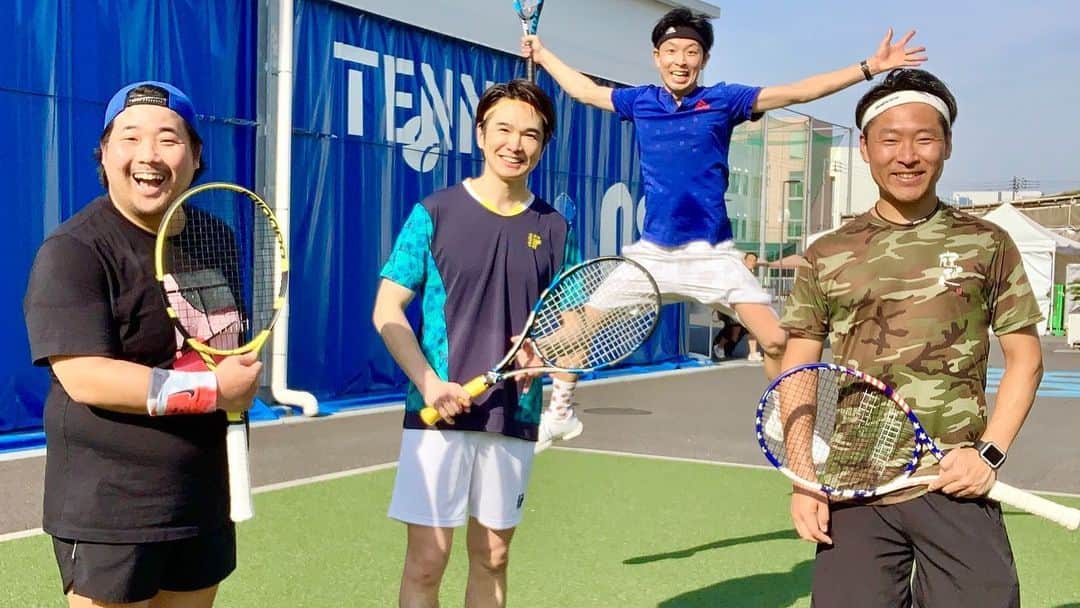 吉崎仁康さんのインスタグラム写真 - (吉崎仁康Instagram)「感染対策をしながら久々のテニスでした。季節はもう夏、汗が吹き出てきて止まりません・・でもやはり楽しかった♪ お手合わせいただいた皆さん、ありがとうございました！ #staysmiling #スポル大井町 #吉崎仁康  #GODAI #roche」6月9日 21時45分 - yoshiyasu.yoshizaki