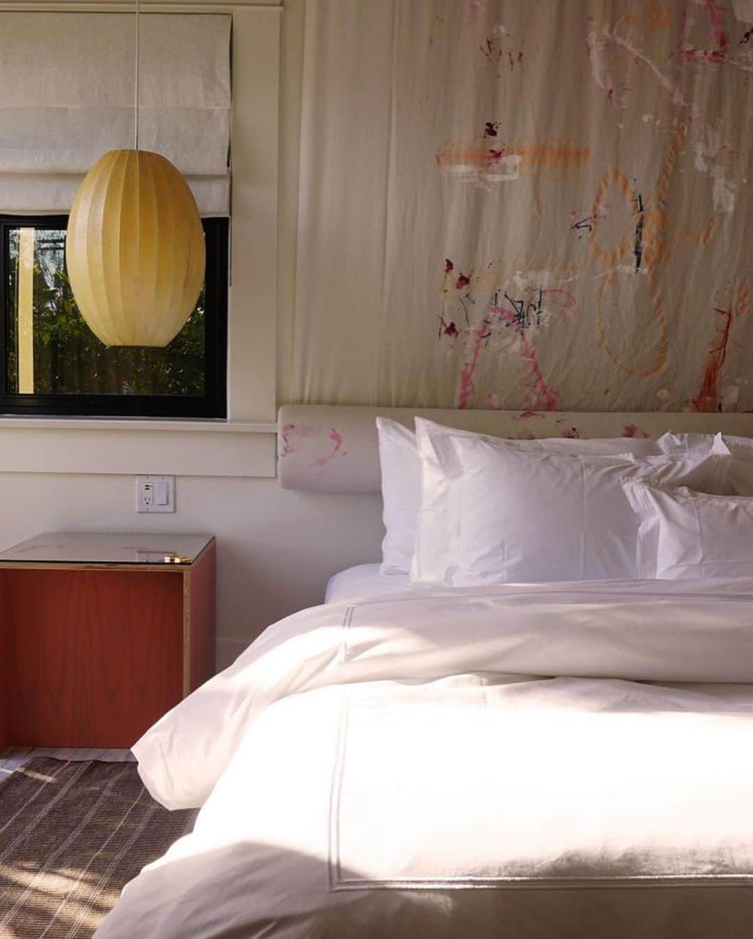 The Fashion Postさんのインスタグラム写真 - (The Fashion PostInstagram)「#TravelGuide﻿ los angeles must stay craft hotels﻿ ﻿ 『 #CraftHotelCollective ロサンゼルスの魅力を体感できるおすすめホテル』﻿ ﻿ 📌 9つのストーリーに思いを馳せる﻿ Hotel Covell﻿ ﻿ LA のヒップなローカルたちが集まるエリア、シルバーレイクにある9室の小さなホテル。﻿ ﻿ 架空の小説家 Mr. Covell のライフストーリーを辿るというコンセプトのもと、客室を “Chapter : 章” として、彼が成長する過程で暮らしてきた部屋を空想してデザイン。幼少期を過ごしたオクラホマを皮切りに、 ニューヨーク、パリと移り住む過程で、その都市毎に異なる文化的背景がそれぞれの部屋のデザインに落とし込まれていて面白い。﻿ ﻿ 写真は、80年代を愛する Mr. Covell の娘 Isabel (イザベル) の部屋を空想してデザインされたスイート。ベッド上のカーテンはデザイナーが自らペイントした作品だという。﻿ ﻿ photography & text: taku izawa﻿ edit: mikiko ichitani﻿ ﻿ #TFP #TheFashionPost #井澤卓 #TakuIzawa #LosAngeles #LosAngelesHotel #LA #ロサンゼルス #CraftHotel #HotelCovell」6月9日 21時39分 - tfpjp