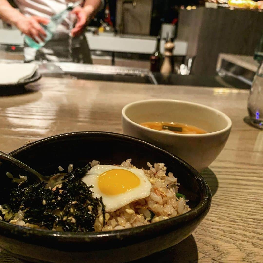 キム・ガヒョンさんのインスタグラム写真 - (キム・ガヒョンInstagram)「#테판 #teppan  나는 고기도 좋아하고 해산물도 좋아하는데 다 맛볼 수 있어서 대만족 나오는 코스 중에 중간 맛있는게 없고 다 정성껏 맛있다 돈을 낸게 하나도 아까운 부분이 없었다 셰프님들이 유연하게 대화를 많이 하거나 주고받는 느낌은 아니고 음식에만 집중하는 서타일(난 사실 이걸 선호하는편)이였던걸루 기억하는데 불쇼 찍으라고는 센스있게 미리 말해주셔서 찍었당 그리고 입구에 들어가서 오른쪽 자리쪽이 뷰가 더 좋으니 참고하시면 이제 내가 예약잡기 힘드려나😭 음식도 맛집이지만 뷰도 맛집이니 분위기내기에는 👍 아~~ 분위기 내고 싶다~~~🤣🤣 👍 . #가형맛집 #테판야끼 #맛집 #서울맛집 #맛스타그램 #먹스타그램 #먹방 #그랜드하얏트서울」6月9日 21時40分 - kim.k.h.pro