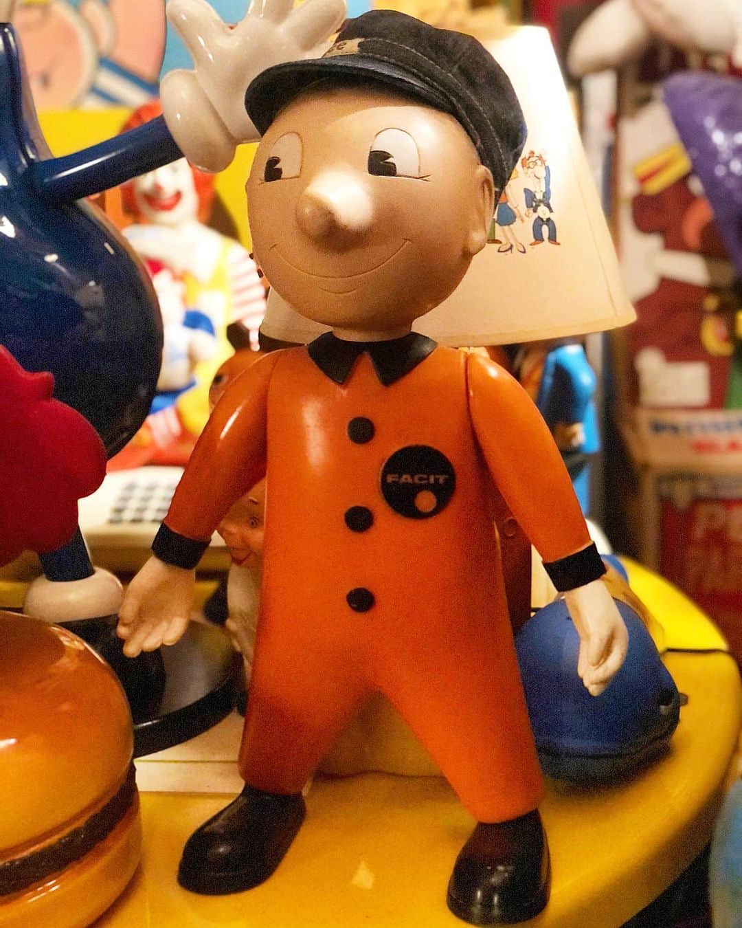 大川知英のインスタグラム：「64's Facit Man / Facit Adding Machines  company store  display🇸🇪 スエーデンのタイプライター会社の アドキャラ🧘🏼‍♂️帽子はオリジナルじゃ無いけどデカさもありでカコイイしカワイイしカコイイし、upi-🤡❗️ #facitman#facitaddingmachine #company  #storedisplay #64s#Sweden#advatising  #タイプライター会社#カコイイカワイイ #upi#amecajiboys#takatsubase #アメトイ部#YouTube」
