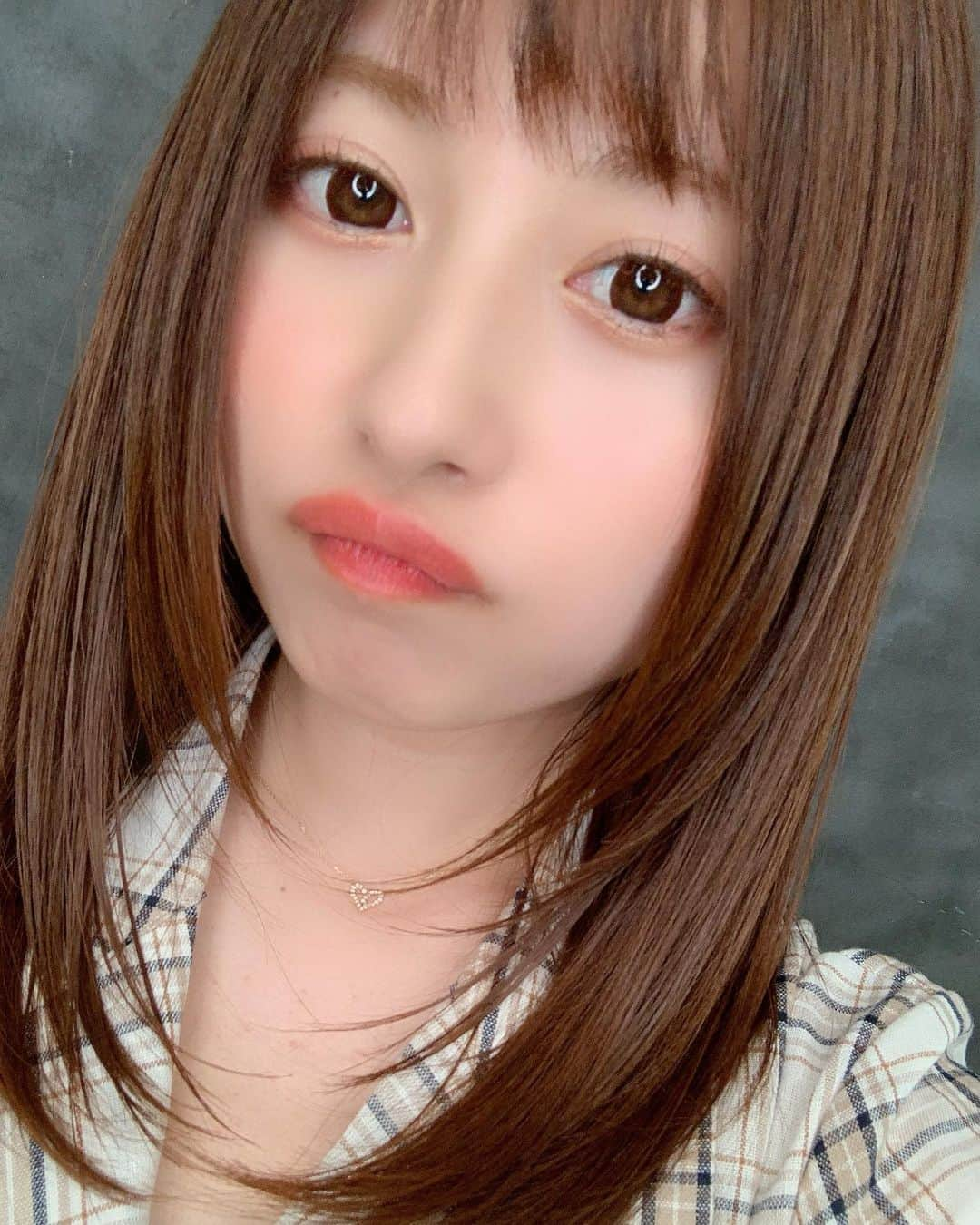 成瀬心美さんのインスタグラム写真 - (成瀬心美Instagram)「💇‍♀️ . . かりすめー！！！！ . . 今回は根元だけ染めた！ . 先月のが色落ちして その色もとても綺麗！✨ . これが @risel_kazu の すごいところ！ 色落ちまで計算されている🥺！ . . 前髪自分で切って 大変なことになってしまったのを ものの数秒でいい感じにする カリスメに対して 脱帽の笑いが起きてしまいましたよ。 . . 「さすがっすわ笑笑」 . . ってね！ . . 全体を染めてないのに 今凄い良い色で るんるん成瀬です☺️ . . #haircolor #hairstyle #haircut #salon #risel #kazu #shibuya」6月9日 21時54分 - coco3ndazo