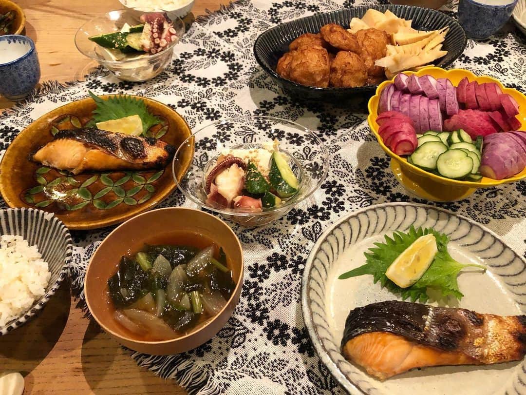 のインスタグラム：「🌜天然時鮭塩焼き 🌜茹でたこと胡瓜の生姜ナムルをお豆腐にのせて 🌜玉ねぎ揚げと筍の煮物 🌜赤い大根のぬか漬け 🌜わかめと新玉とかぶの葉のお味噌汁 🌜胚芽米 🌜リーちゃん納豆プラス  昨日はトンテキだったので今日は和食。 茹でたこと胡瓜のナムルは、 新生姜すりおろし、塩、醤油少し、胡麻油で和えて。  北海道の旬の時鮭がすごく美味しかった！ 鮭は良質なタンパク質で消化吸収も良いです。 腸からカルシウムの吸収を助けるビタミンDも豊富なので、成長期に強い骨を作るためにも最適な食品のひとつ。 カルシウムを含む食べ物も一緒にとるのが効果的です。 今日で言うと、納豆もカルシウムあるし、お豆腐にも含まれます。小松菜や水菜にも多いので小魚や乳製品だけじゃなく大豆製品や青菜も積極的に取り入れてます😋  #tottogohan #ジュニアアスリートフード #カルシウム#ビタミンD  #強い骨を作る#骨密度を上げる #成長期」