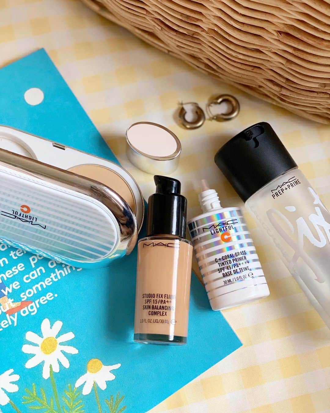 M∙A∙C Cosmetics Japanのインスタグラム：「気温が高くなるこれからの季節はベースメイクの見直しを☝️崩れやヨレに強いアイテムを選んで、つけたてのようなフレッシュな印象をキープして✨  ㅤㅤ ㅤ 【公式オンラインショップ限定特典】 ☑︎初回ご購入のお客様へ10% OFFクーポンをプレゼント（クーポンコードwelcome） ㅤ #MACCosmeticsJapan #MACCosmetics #MAC #MACコスメ #マックコスメ #コスメ #メイク #美容 #化粧品 #デパコス #コスメ部 #コスメマニア #コスメ好き #コスメ好きさんと繋がりたい #メイク好きな人と繋がりたい#夏メイク #夏コスメ #メイク下地 #リキッドファンデーション #リキッドファンデ #ツヤ肌 #透明感 #ツヤ #ツヤメイク #お気に入りコスメ」