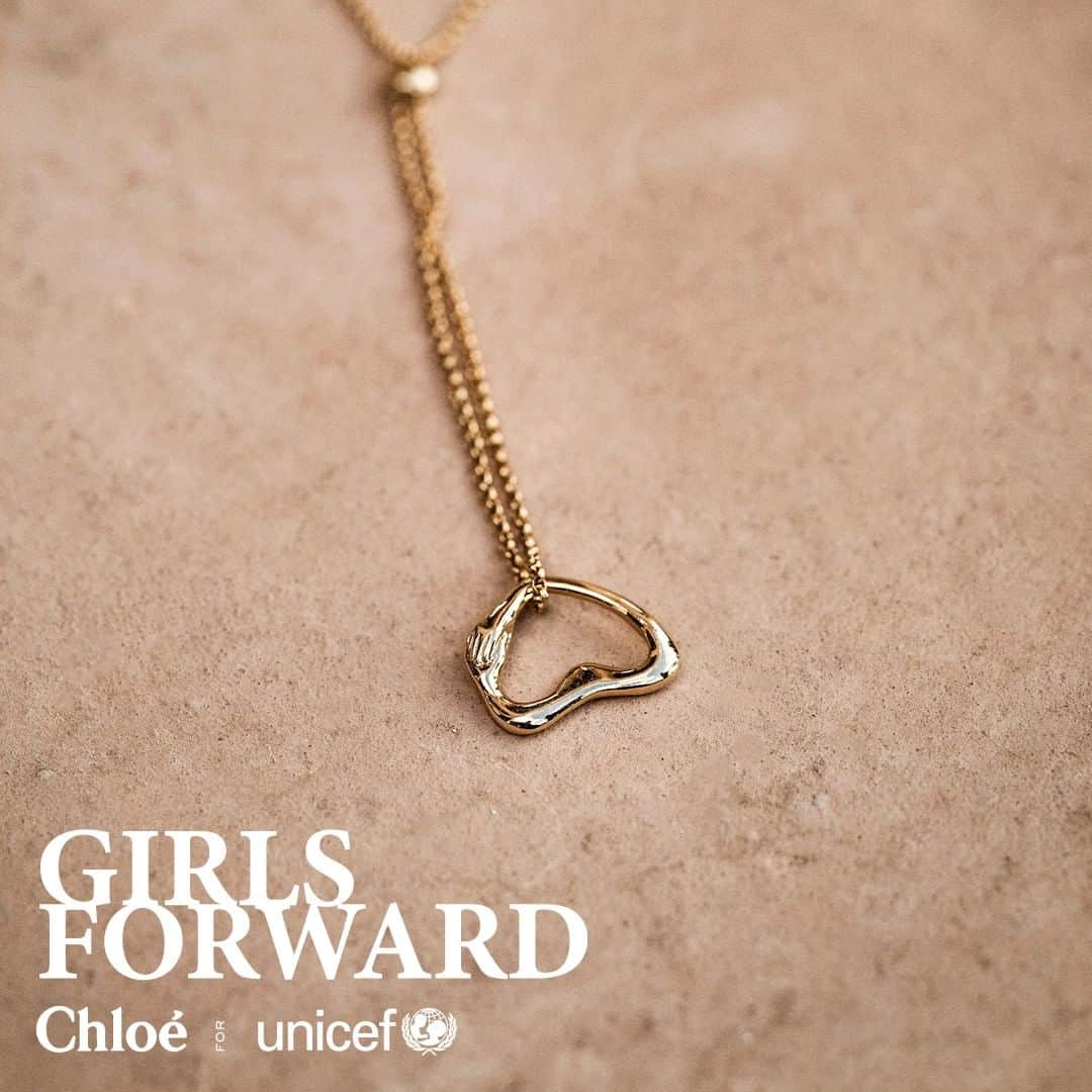 Chloéさんのインスタグラム写真 - (ChloéInstagram)「More than ever, a symbol of solidarity: Visit chloe.com to discover more about our #GirlsForward partnership with @UNICEF and shop our capsule collection featuring this necklace, a bracelet and T-shirt with 100% of purchase proceeds directed towards gender equality programmes and skills to advance in the workplace*  #CHLOE #CHLOEgirls #UNICEF *UNICEF does not endorse any company, brand, product or service」6月9日 22時00分 - chloe