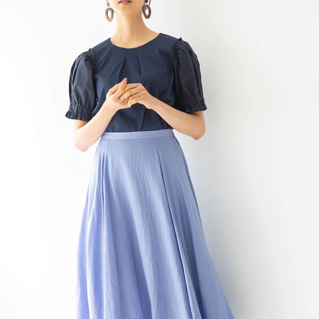 NARACAMICIE Japanさんのインスタグラム写真 - (NARACAMICIE JapanInstagram)「MUST BUY BLOUSE﻿ ﻿ 袖部分は素材が変わっていて、﻿ ふんわり袖が立体的に見えるブラウス。﻿ 着るだけで女性らしさがUPします。﻿ ﻿ 身頃はカットソー素材で着心地も楽な1枚。﻿ ﻿ 袖デザイン半袖カットソー(品番30-01-34-921)﻿ ﻿ ﻿ #naracamicie #fashion #ナラカミーチェ #ファッション #2020春夏 #春夏 #春夏ファッション #春夏コーデ #夏物 #夏服 #夏ファッション #サマー #カットソー #ブラウス #ブラウスコーデ #オフィスカジュアル #お仕事スタイル #カジュアルコーデ #カジュアル #大人カジュアル #キレイめ #きれいめ #きれいめカジュアル #上品 #フェミニン #上品コーデ #パフスリーブ #ふんわり袖 #袖コンシャス #通勤服」6月9日 22時12分 - naracamicie_jp