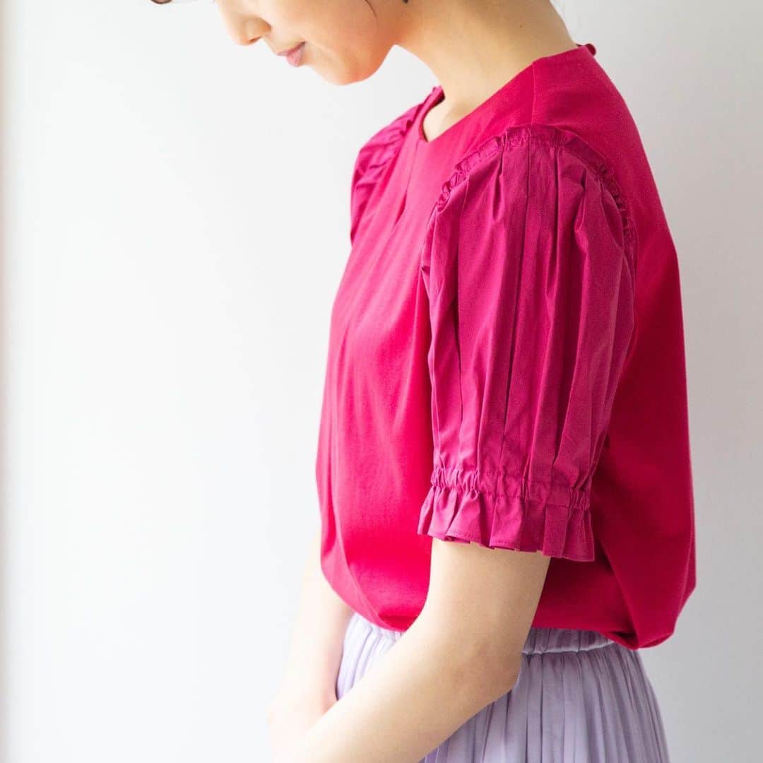 NARACAMICIE Japanさんのインスタグラム写真 - (NARACAMICIE JapanInstagram)「MUST BUY BLOUSE﻿ ﻿ 袖部分は素材が変わっていて、﻿ ふんわり袖が立体的に見えるブラウス。﻿ 着るだけで女性らしさがUPします。﻿ ﻿ 身頃はカットソー素材で着心地も楽な1枚。﻿ ﻿ 袖デザイン半袖カットソー(品番30-01-34-921)﻿ ﻿ ﻿ #naracamicie #fashion #ナラカミーチェ #ファッション #2020春夏 #春夏 #春夏ファッション #春夏コーデ #夏物 #夏服 #夏ファッション #サマー #カットソー #ブラウス #ブラウスコーデ #オフィスカジュアル #お仕事スタイル #カジュアルコーデ #カジュアル #大人カジュアル #キレイめ #きれいめ #きれいめカジュアル #上品 #フェミニン #上品コーデ #パフスリーブ #ふんわり袖 #袖コンシャス #通勤服」6月9日 22時12分 - naracamicie_jp