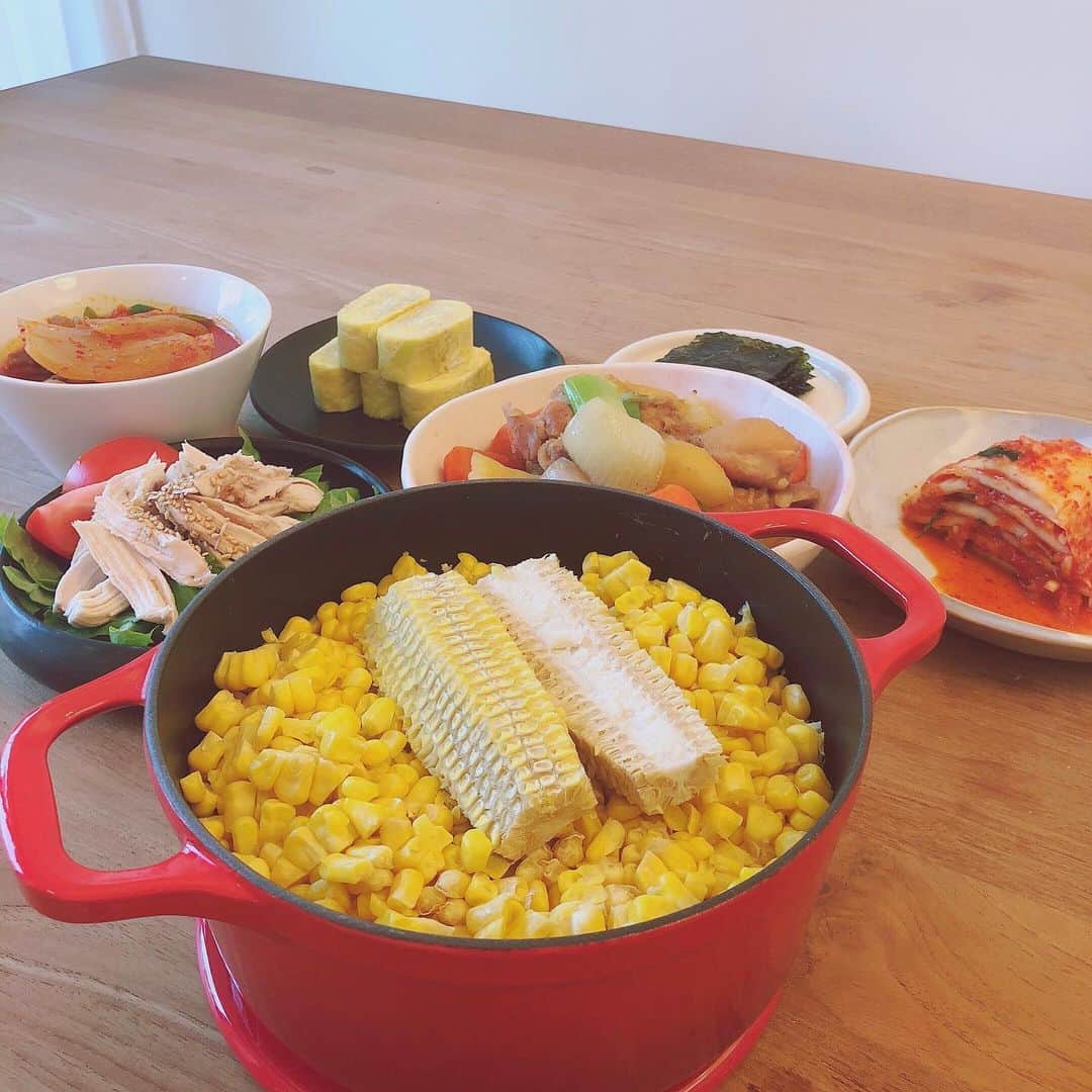 チョンダヨン（Jungdayeon）さんのインスタグラム写真 - (チョンダヨン（Jungdayeon）Instagram)「오늘 저녁은 지금 아니면 먹을수 없다는... "초당옥수수밥" 으로!! 🌽. 탄수화물이 많은 일반 옥수수에 비해서 수분함량이 높아서.. 포만감이 들어 다이어트에 도움을주는 "초당옥수수"는 100g당~96kcal.  대략 1개당 192~ 280kcal 정도 (크기에따라 다르지만.. ㅎ) 라고하네요!! 리놀레산/펩티드/칼륨/철분/성분들이 성인병 예방에 도움을 준다고 하는데, 특히 옥수수에 함유되어있는 불포화지방산인 " 리놀레산" 이 풍부하게 들어있어 콜레스테롤의 정상적인대사에 도움을주어 혈관건강.뇌건강 관리에도 좋다고해요.  또한 노화방지와 피부미용.. 그리고  식이섬유가 풍부해서 소화를 원활하게 해주고 노폐물배출과 "장건강"에도 좋다고 하니까 잘~챙겨서 먹어야겠어요.!!^^ 🌽  #날이면날마다오는게아니야 #당도는높고칼로리는낮은#healthyfood #밥이달다달아😋 #초당옥수수🌽🌽 #건강한다이어트 #영양소채우기」6月9日 22時06分 - jungdayeon
